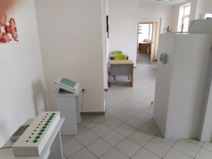 Pomieszczenie z urządzeniami wyposażonymi w zielone przyciski