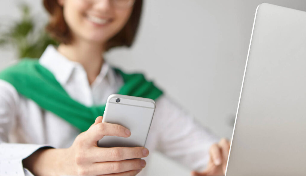 Kobieta trzymająca telefon